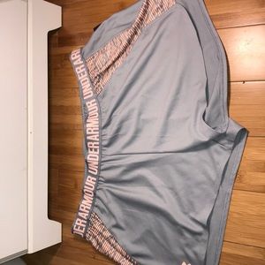 UNDER ARMOUR SHORTS W POCKETS